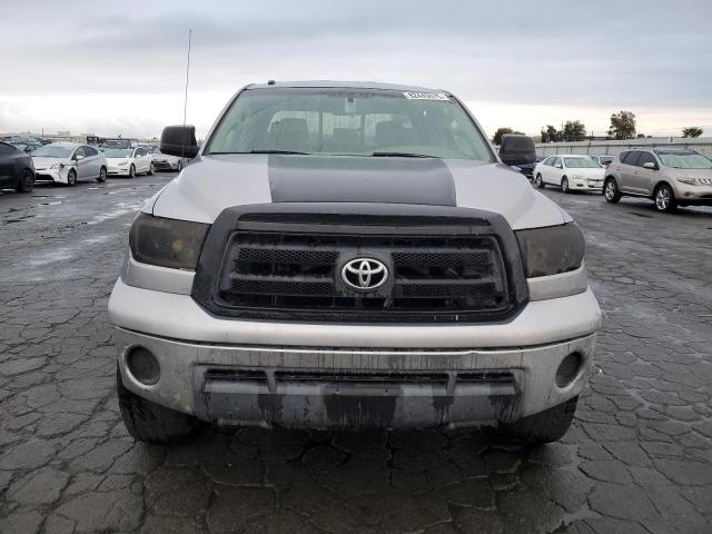 5TFRM5F10AX005751 - 2010 TOYOTA TUNDRA DOUBLE CAB SR5 SILVER photo 5