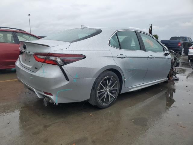4T1G11AKXPU786826 - 2023 TOYOTA CAMRY SE NIGHT SHADE SILVER photo 3