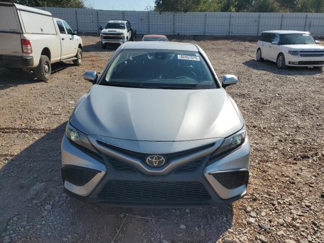 4T1T11AK9NU686096 - 2022 TOYOTA CAMRY SE ვერცხლისფერი ფოტო 5