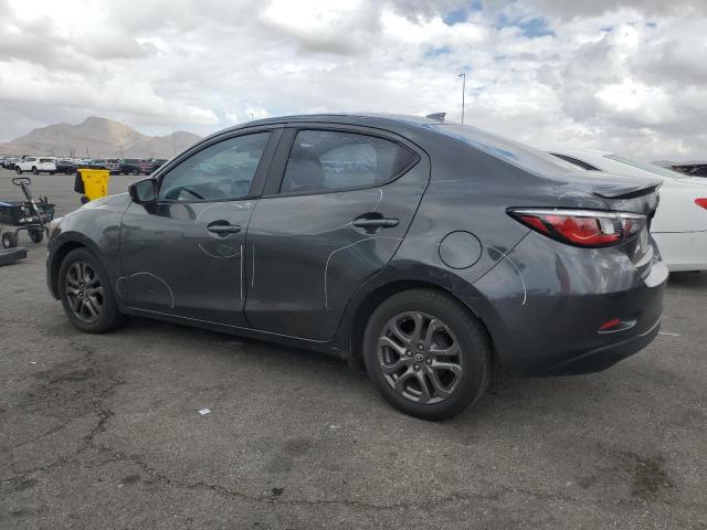 3MYDLBYV4KY513072 - 2019 TOYOTA YARIS L رمادي صورة 2