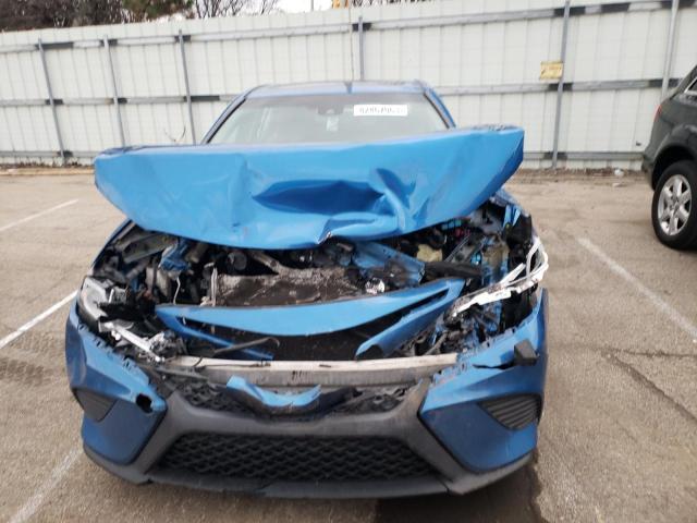 4T1B21HK0JU008037 - 2018 TOYOTA CAMRY HYBRID BLUE photo 5