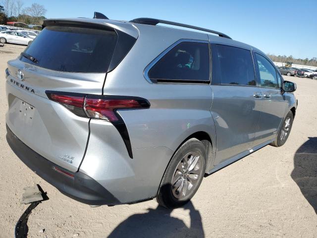 5TDYSKFC2MS018884 - 2021 TOYOTA SIENNA XLE SILVER photo 3