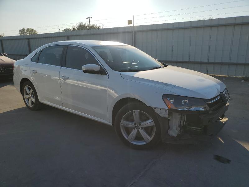 1VWAS7A3XFC091444 - 2015 VOLKSWAGEN PASSAT S WHITE photo 4