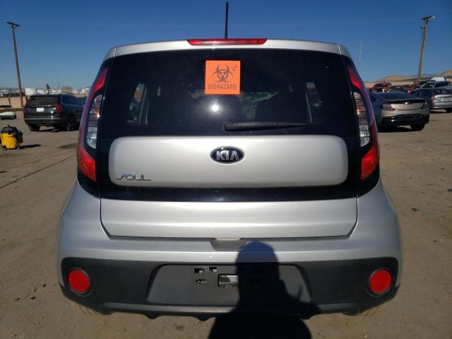 KNDJN2A2XH7433457 - 2017 KIA SOUL SILVER photo 6