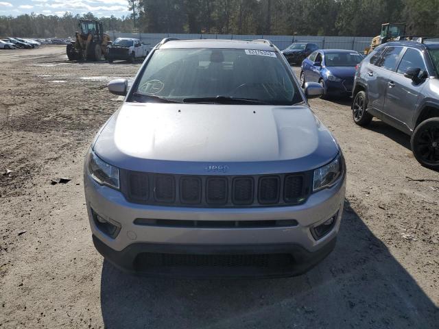 3C4NJCBB2JT471364 - 2018 JEEP COMPASS LATITUDE SILVER photo 5