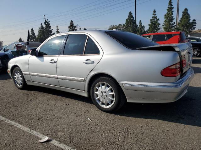 WDBJF65JXYB002747 - 2000 MERCEDES-BENZ E 320 SILVER photo 2