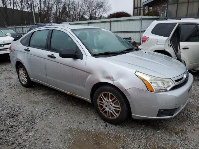 1FAHP3FN3AW184552 - 2010 FORD FOCUS SE SILVER photo 4