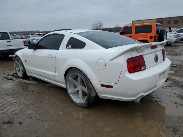 1ZVFT82H655133646 - 2005 FORD MUSTANG GT WHITE photo 2