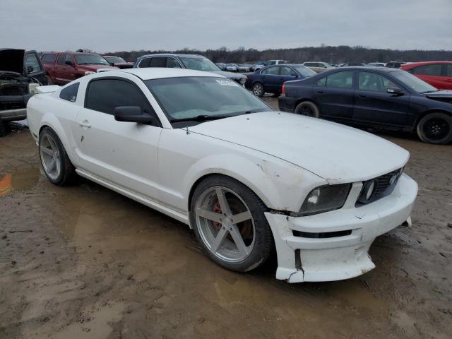 1ZVFT82H655133646 - 2005 FORD MUSTANG GT WHITE photo 4