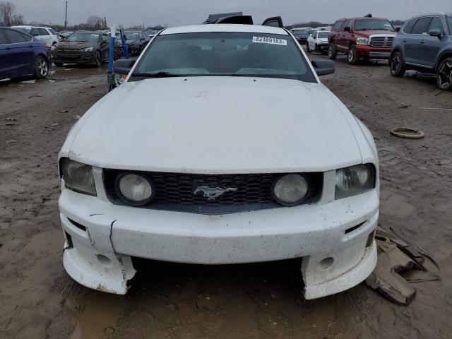 1ZVFT82H655133646 - 2005 FORD MUSTANG GT WHITE photo 5