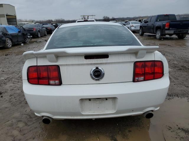 1ZVFT82H655133646 - 2005 FORD MUSTANG GT WHITE photo 6