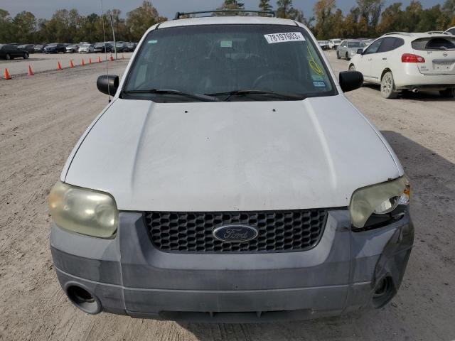 1FMYU03105KA16573 - 2005 FORD ESCAPE XLT WHITE photo 5