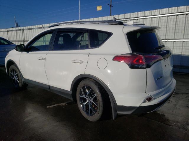 JTMJFREV4JJ205375 - 2018 TOYOTA RAV4 SE WHITE photo 2