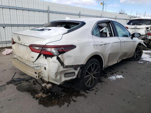 4T1G11AK0MU423902 - 2021 TOYOTA CAMRY SE WHITE photo 3