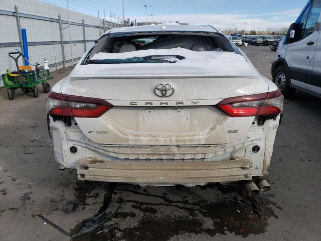 4T1G11AK0MU423902 - 2021 TOYOTA CAMRY SE WHITE photo 6