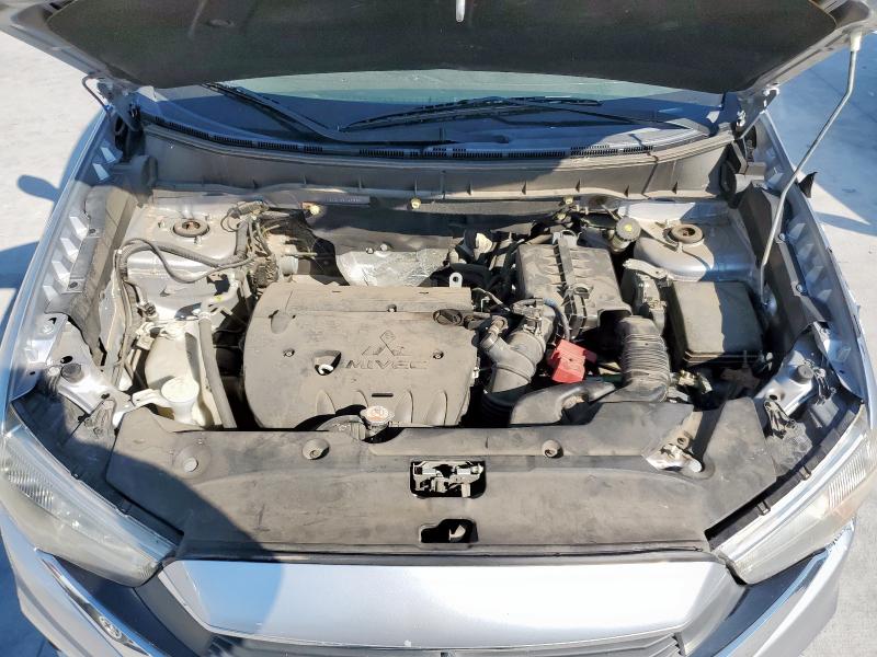 JA4AP3AU6GZ049884 - 2016 MITSUBISHI OUTLANDER ES 银色 照片 12