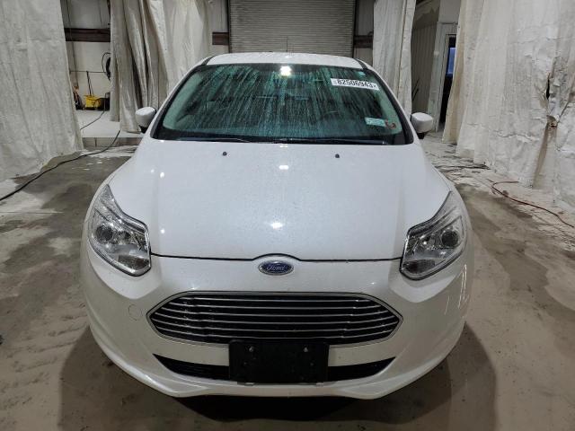 1FADP3R4XDL201869 - 2013 FORD FOCUS BEV WHITE photo 5