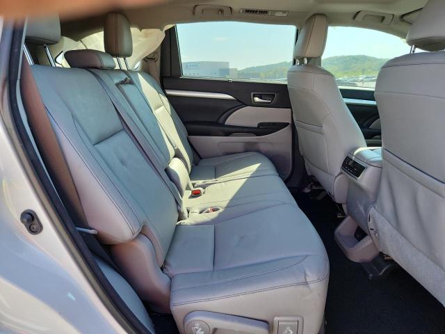 5TDKZRFH3HS201609 - 2017 TOYOTA HIGHLANDER SE WHITE photo 11