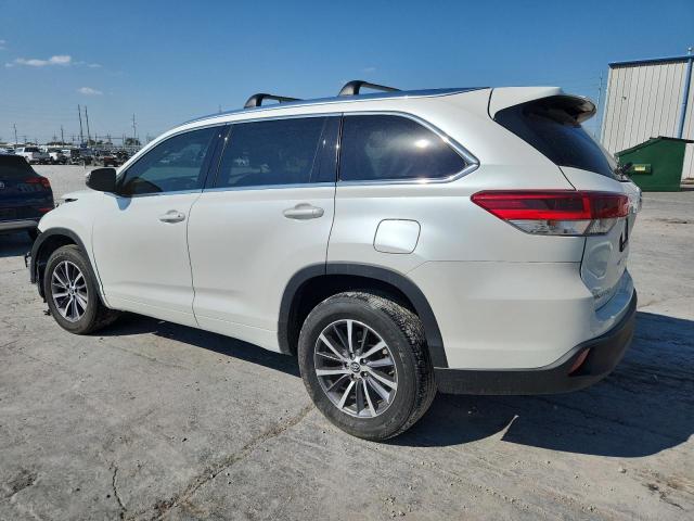 5TDKZRFH3HS201609 - 2017 TOYOTA HIGHLANDER SE WHITE photo 2