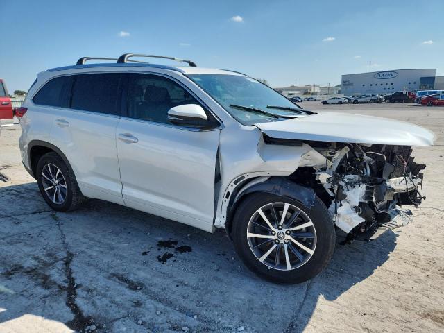 5TDKZRFH3HS201609 - 2017 TOYOTA HIGHLANDER SE WHITE photo 4