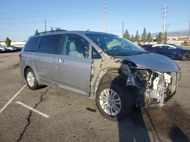 5TDYZ3DC9HS808208 - 2017 TOYOTA SIENNA XLE ვერცხლისფერი ფოტო 4