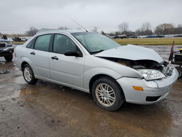 1FAFP34N77W150374 - 2007 FORD FOCUS ZX4 SILVER photo 4