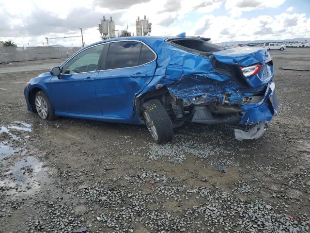 4T1C11AK2LU306688 - 2020 TOYOTA CAMRY LE BLUE photo 2