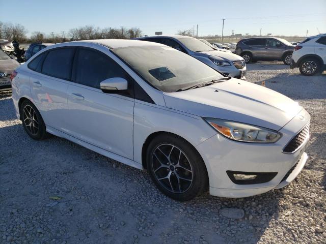 1FADP3FE1FL219810 - 2015 FORD FOCUS SE WHITE photo 4