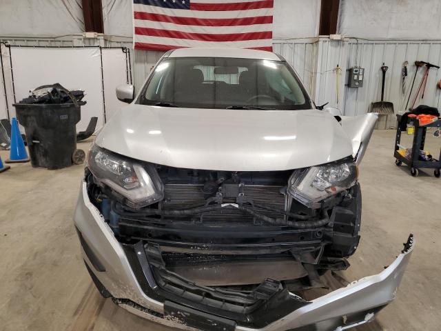 KNMAT2MV7JP502607 - 2018 NISSAN ROGUE S رمادي صورة 5