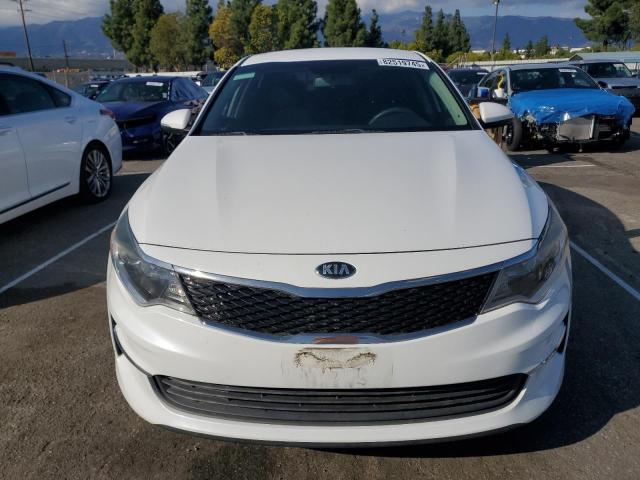 5XXGT4L32JG245319 - 2018 KIA OPTIMA LX WHITE photo 5
