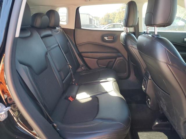 3C4NJDBB6JT450779 - 2018 JEEP COMPASS LATITUDE Սև լուսանկար 11