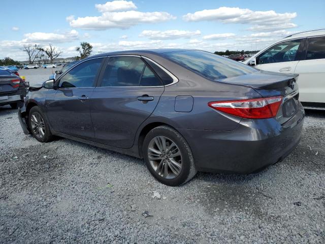 4T1BF1FK8HU274570 - 2017 TOYOTA CAMRY LE 灰色 照片 2