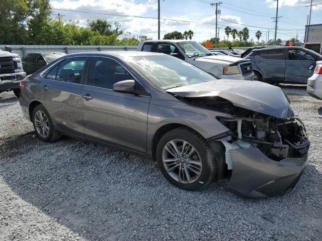 4T1BF1FK8HU274570 - 2017 TOYOTA CAMRY LE 灰色 照片 4