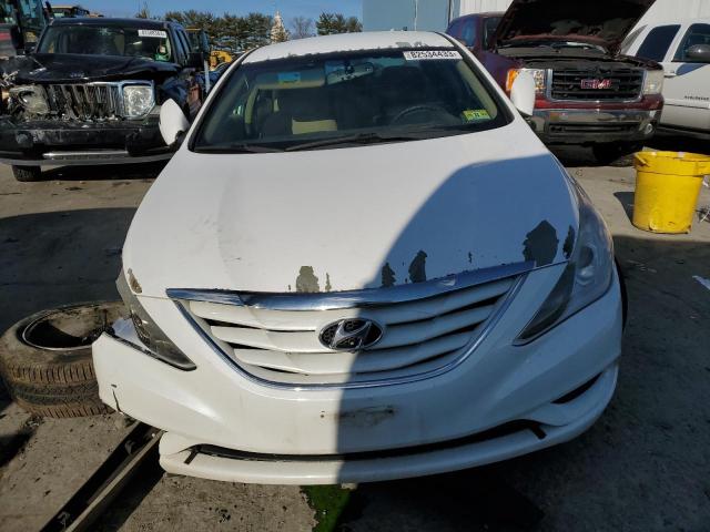 5NPEB4AC1DH607467 - 2013 HYUNDAI SONATA GLS WHITE photo 5