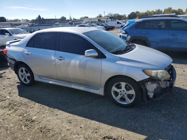 5YFBU4EE1DP153152 - 2013 TOYOTA COROLLA BASE Сріблястий фото 4