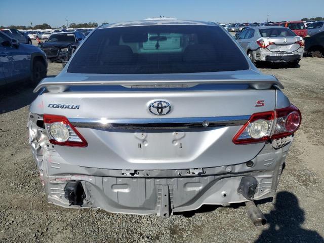 5YFBU4EE1DP153152 - 2013 TOYOTA COROLLA BASE Сріблястий фото 6