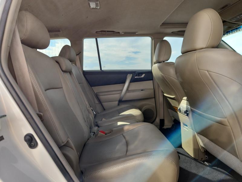 5TDZK3EH7DS094463 - 2013 TOYOTA HIGHLANDER BASE Белый фото 11