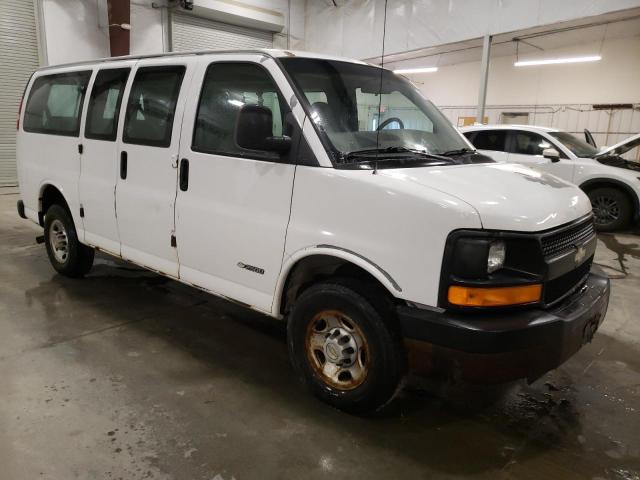 1GAGG25V651201549 - 2005 CHEVROLET EXPRESS G2 WHITE photo 4