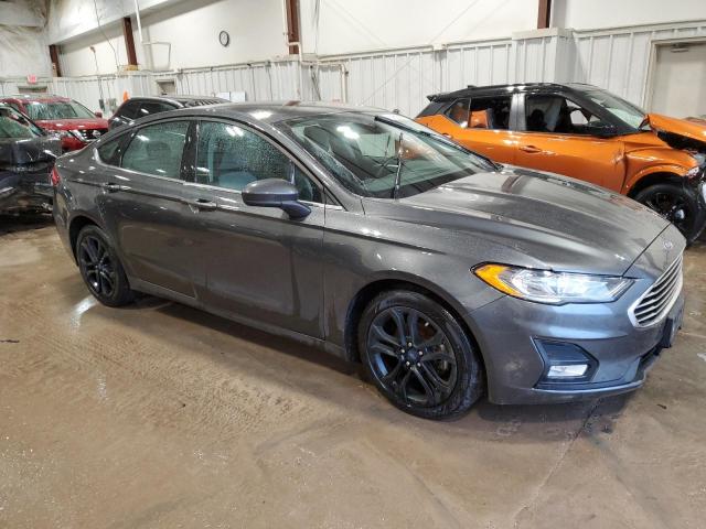 3FA6P0T91KR142236 - 2019 FORD FUSION SE GRAY photo 4