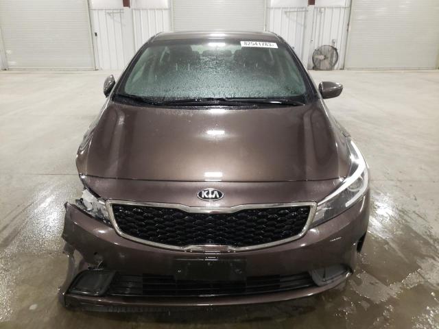 3KPFL4A75HE084470 - 2017 KIA FORTE LX BROWN photo 5