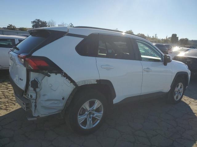 2T3W1RFV6KC026097 - 2019 TOYOTA RAV4 XLE WHITE photo 3