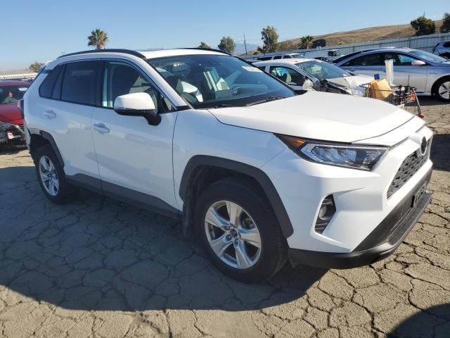 2T3W1RFV6KC026097 - 2019 TOYOTA RAV4 XLE WHITE photo 4