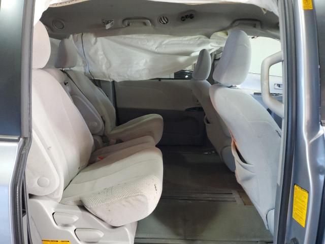 5TDKK3DC5CS257343 - 2012 TOYOTA SIENNA LE 银色 照片 11