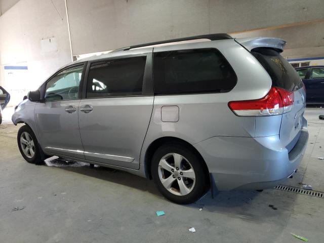5TDKK3DC5CS257343 - 2012 TOYOTA SIENNA LE 银色 照片 2