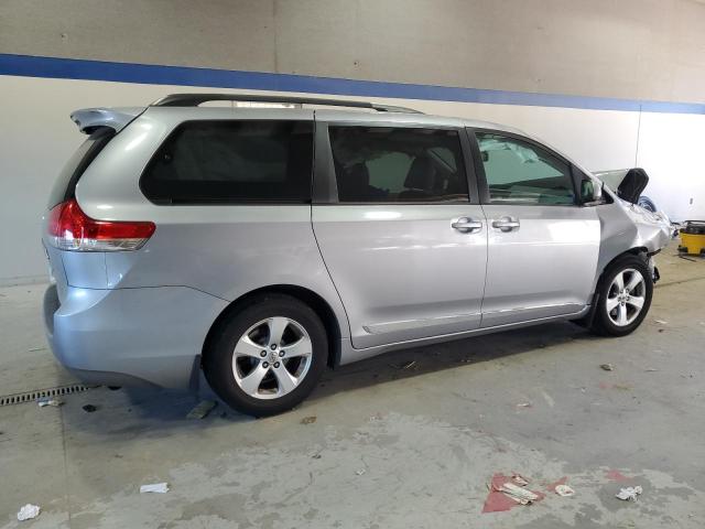 5TDKK3DC5CS257343 - 2012 TOYOTA SIENNA LE 银色 照片 3
