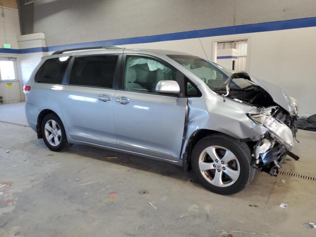 5TDKK3DC5CS257343 - 2012 TOYOTA SIENNA LE 银色 照片 4