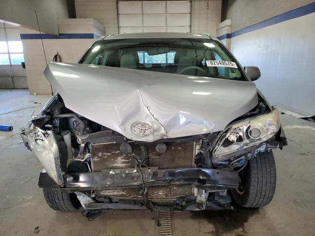 5TDKK3DC5CS257343 - 2012 TOYOTA SIENNA LE 银色 照片 5