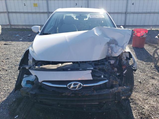 KMHCT4AE7GU953678 - 2016 HYUNDAI ACCENT SE WHITE photo 5