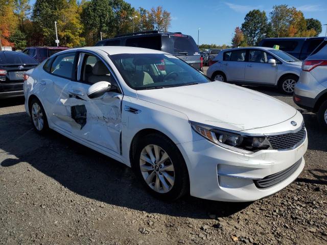 5XXGT4L32JG261083 - 2018 KIA OPTIMA LX Weiß Foto 4