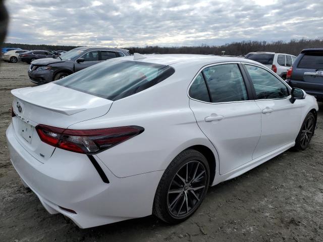 4T1G11AK8MU484611 - 2021 TOYOTA CAMRY SE WHITE photo 3